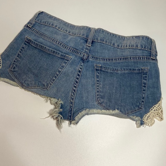 Womens shorts with lace on each side - Picture 6 of 8